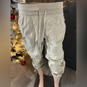 B7 - 13  The North Face Women’s Cropped Pants